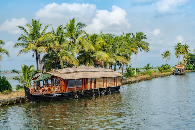 Amazing Kerala Houseboat Packages From Seasonz India Holidays