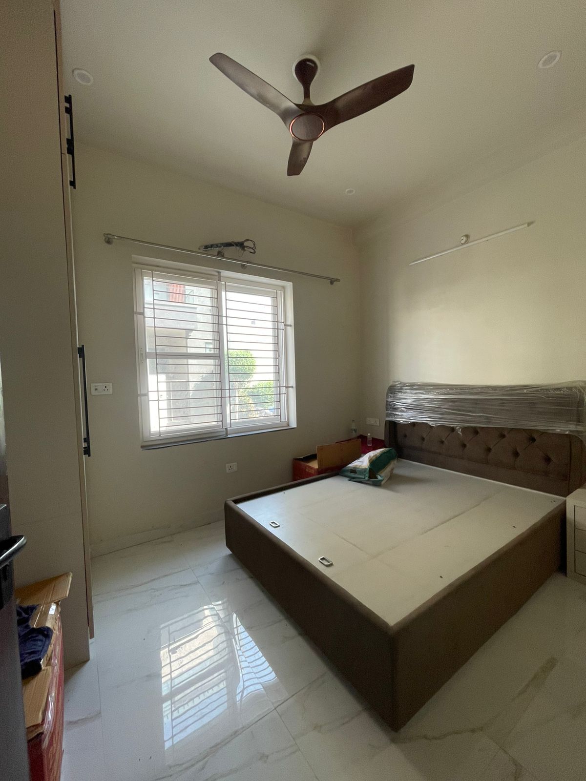 Semi Furnished 3BHK Flat Available for Rent!