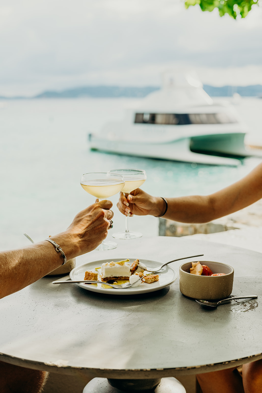 WATERFRONT RESTAURANT AT LOVANGO RESORT